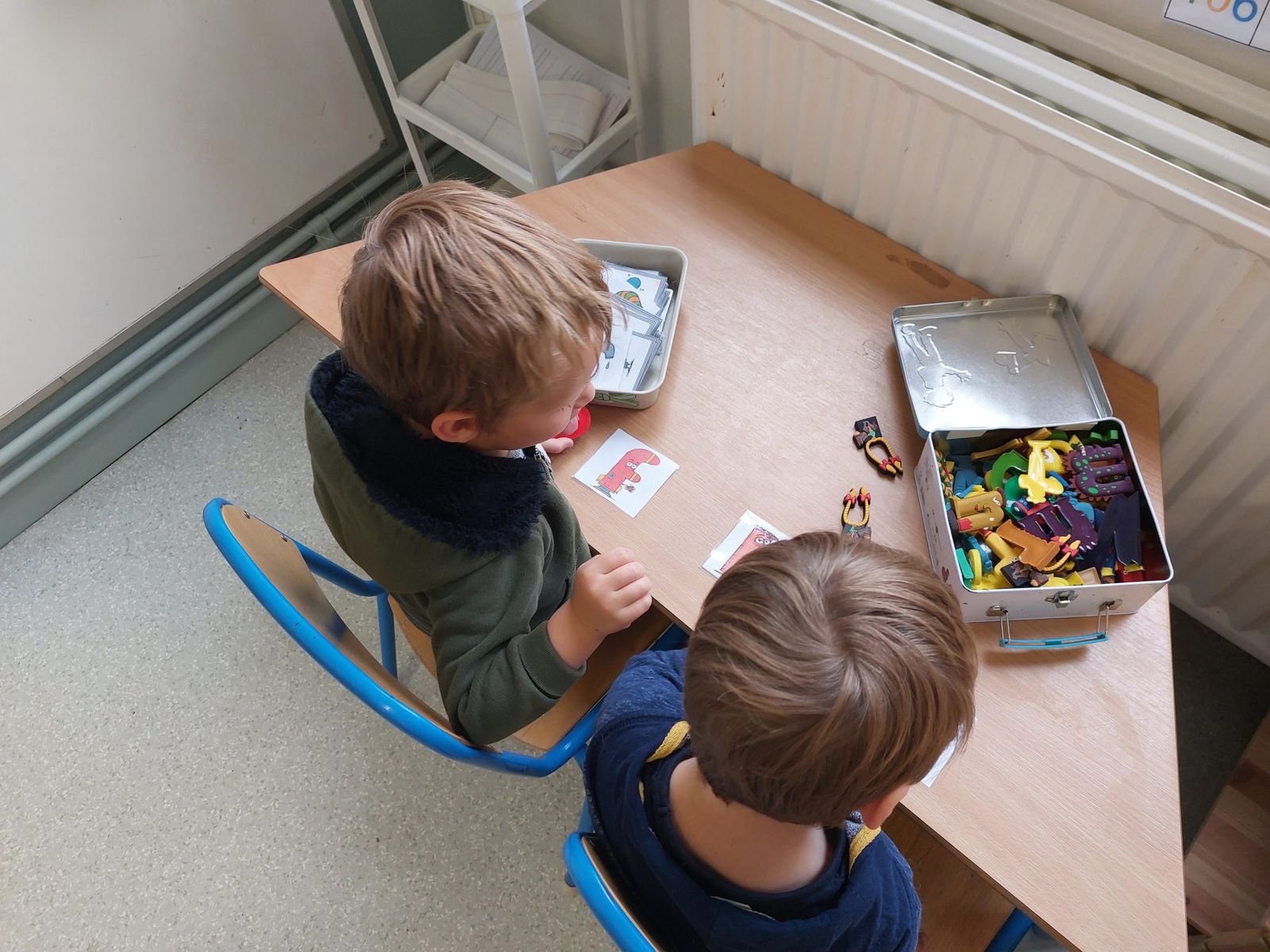 Deux enfants de maternelle concentrés sur un atelier autonome