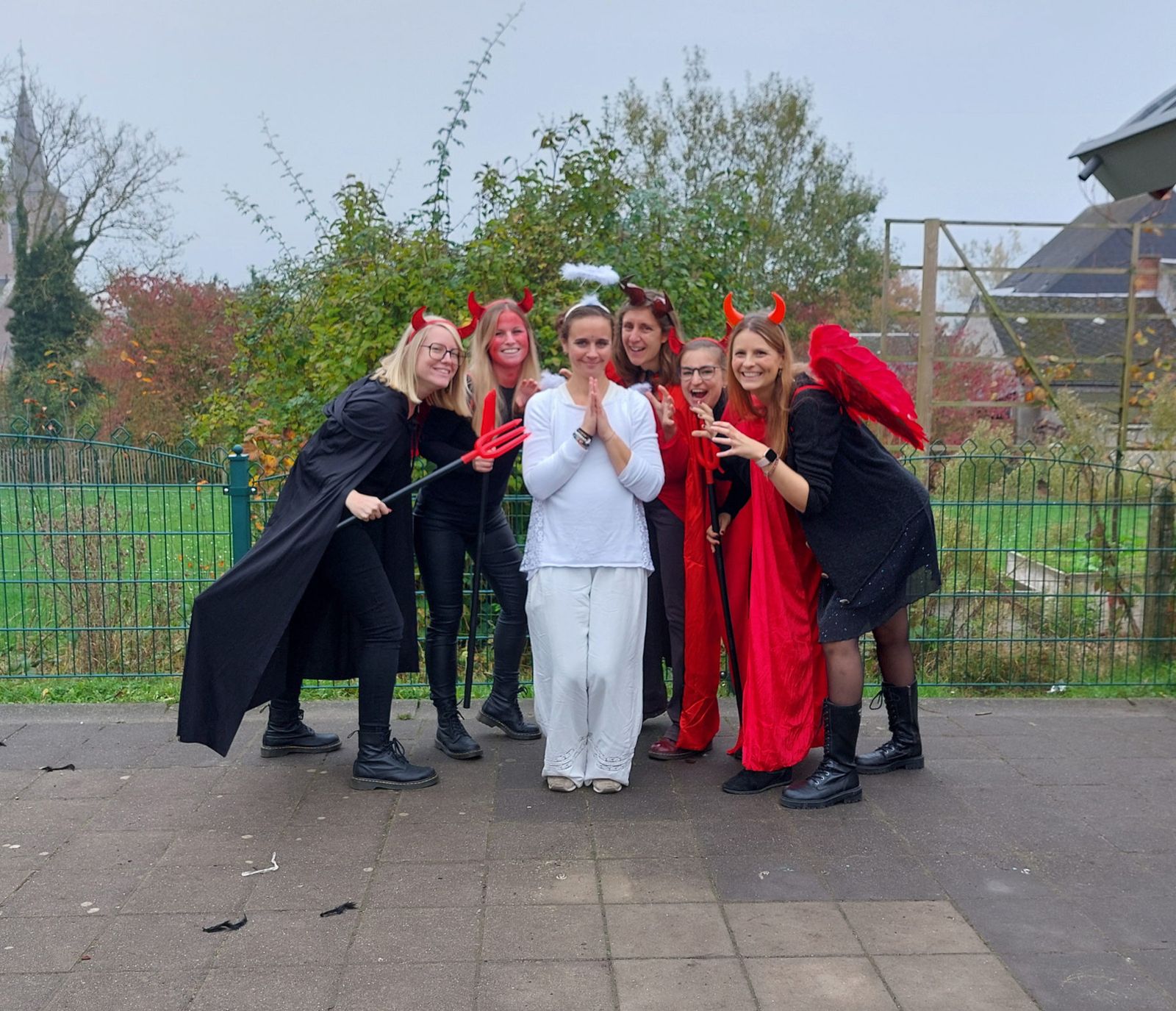 L'équipe de l'école déguisée pour Halloween dans la cour
