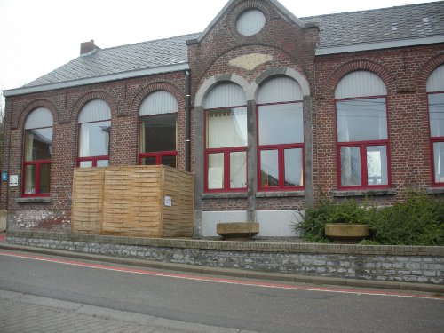 La façade en briques de l'école, rue du Zémont