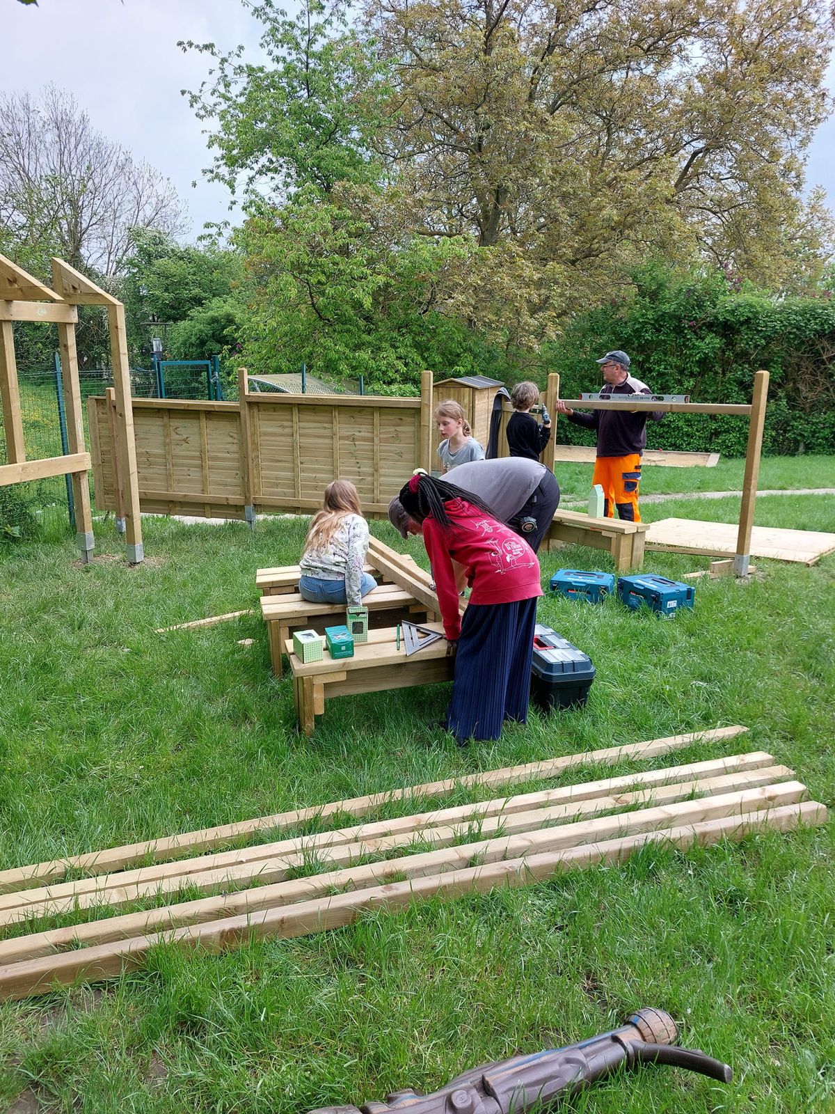 Enfants construisant du mobilier en bois dans le jardin de l'école